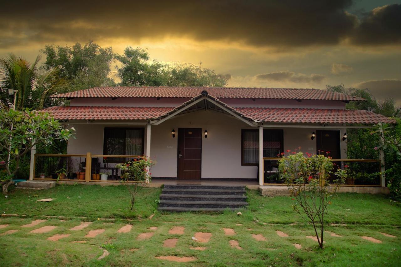 Hotel Sterling Banashree Badami Exterior foto