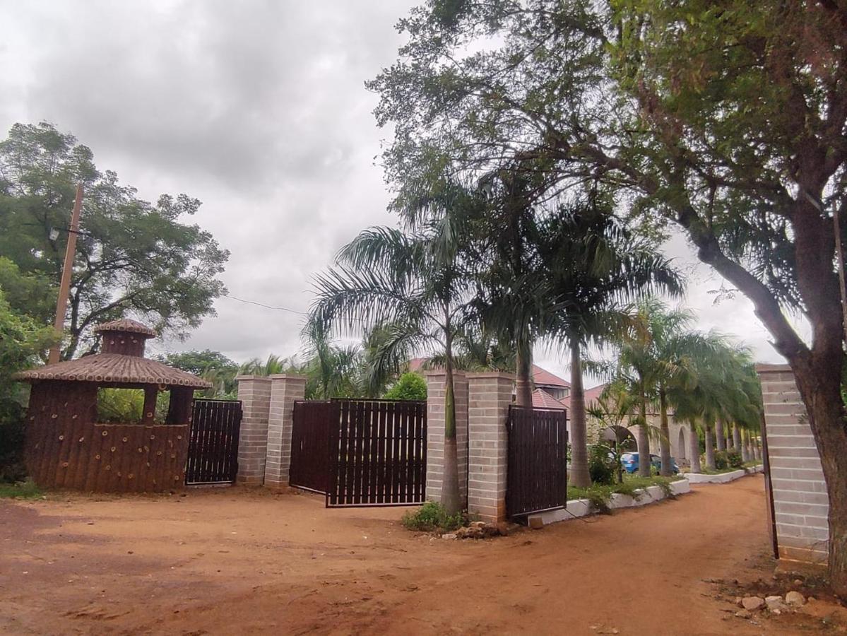 Hotel Sterling Banashree Badami Exterior foto