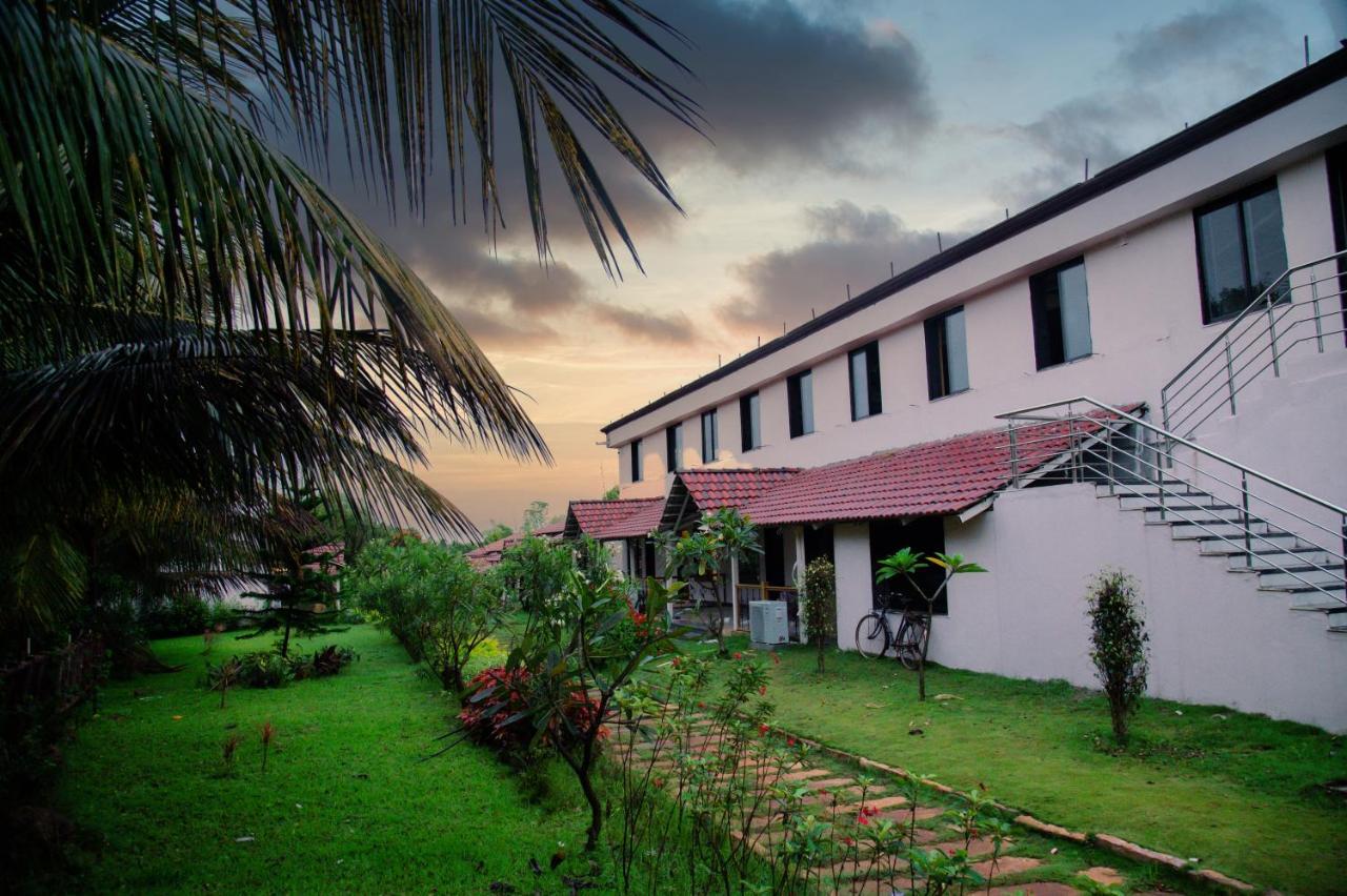 Hotel Sterling Banashree Badami Exterior foto