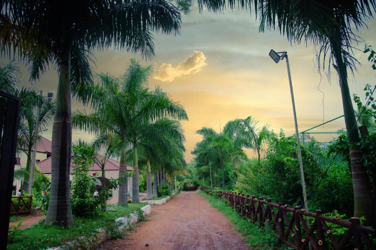 Hotel Sterling Banashree Badami Exterior foto