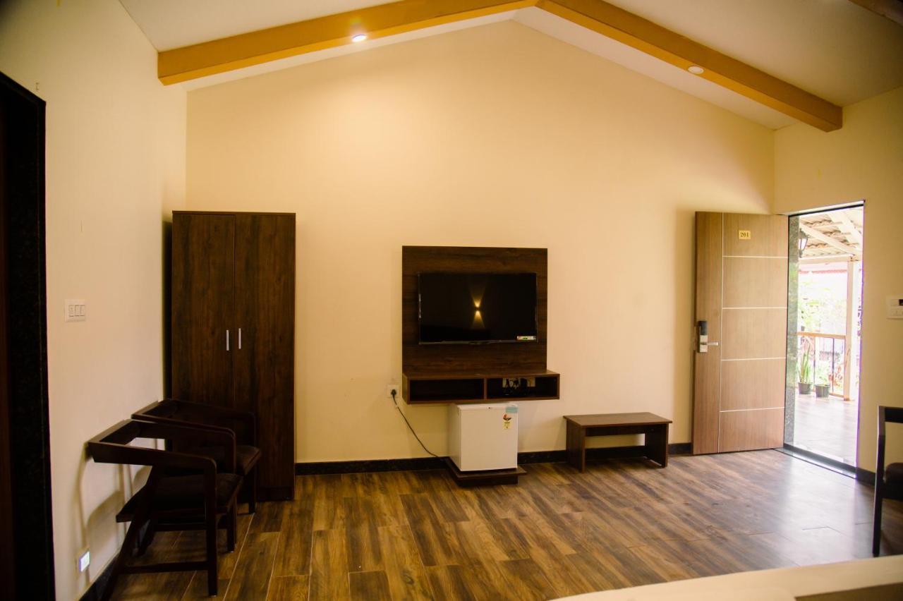 Hotel Sterling Banashree Badami Exterior foto