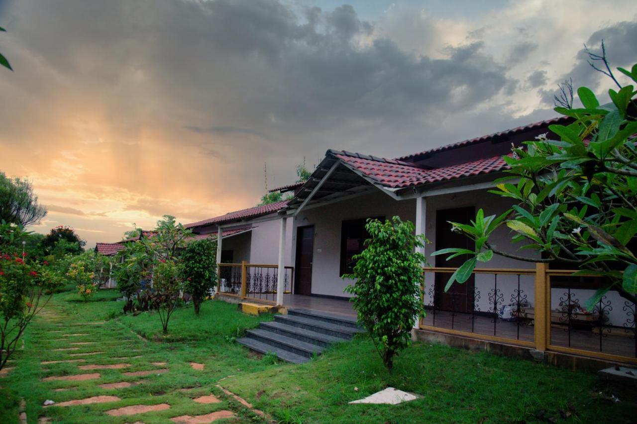 Hotel Sterling Banashree Badami Exterior foto