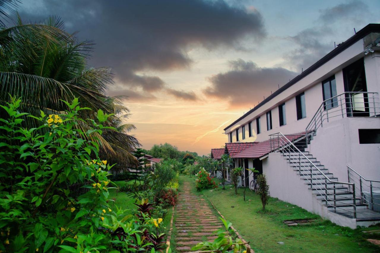 Hotel Sterling Banashree Badami Exterior foto