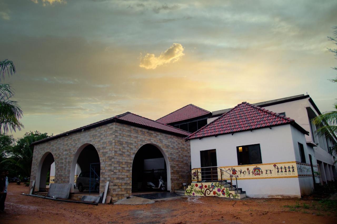 Hotel Sterling Banashree Badami Exterior foto