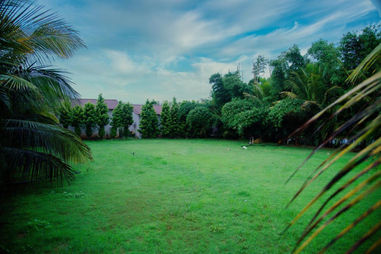 Hotel Sterling Banashree Badami Exterior foto