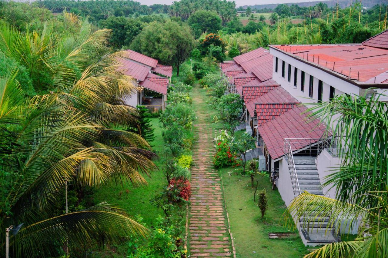 Hotel Sterling Banashree Badami Exterior foto