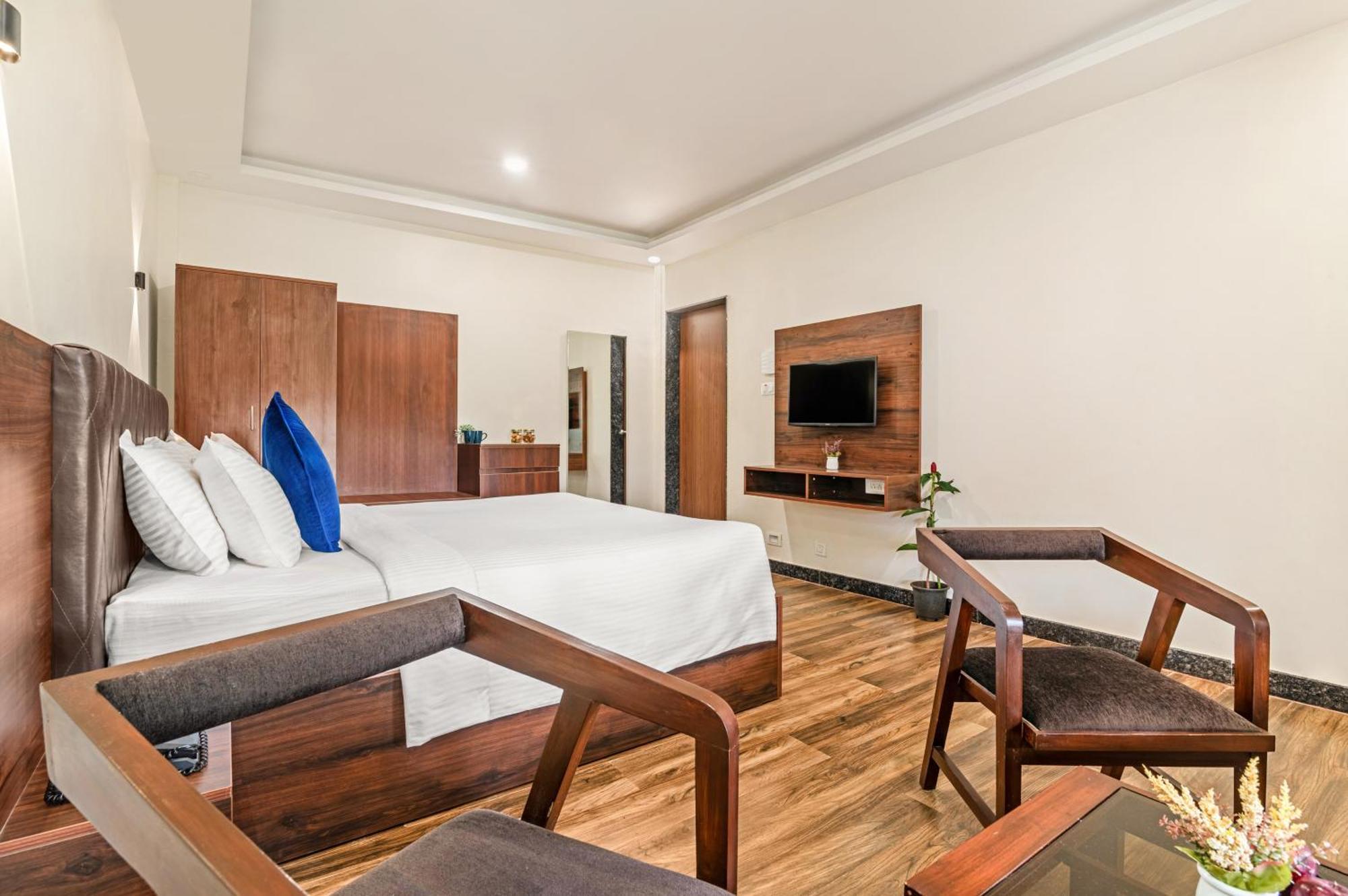 Hotel Sterling Banashree Badami Exterior foto