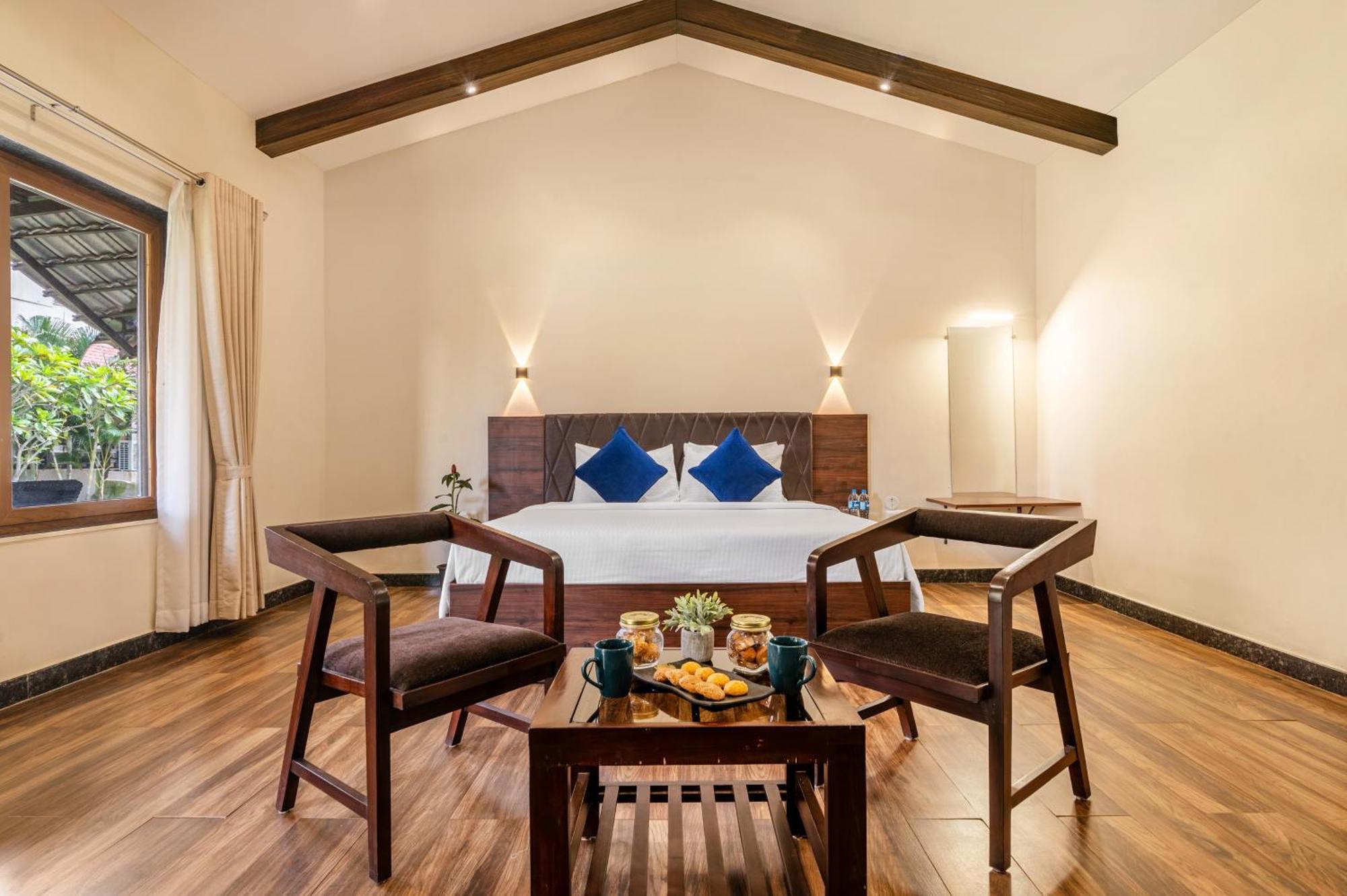 Hotel Sterling Banashree Badami Exterior foto