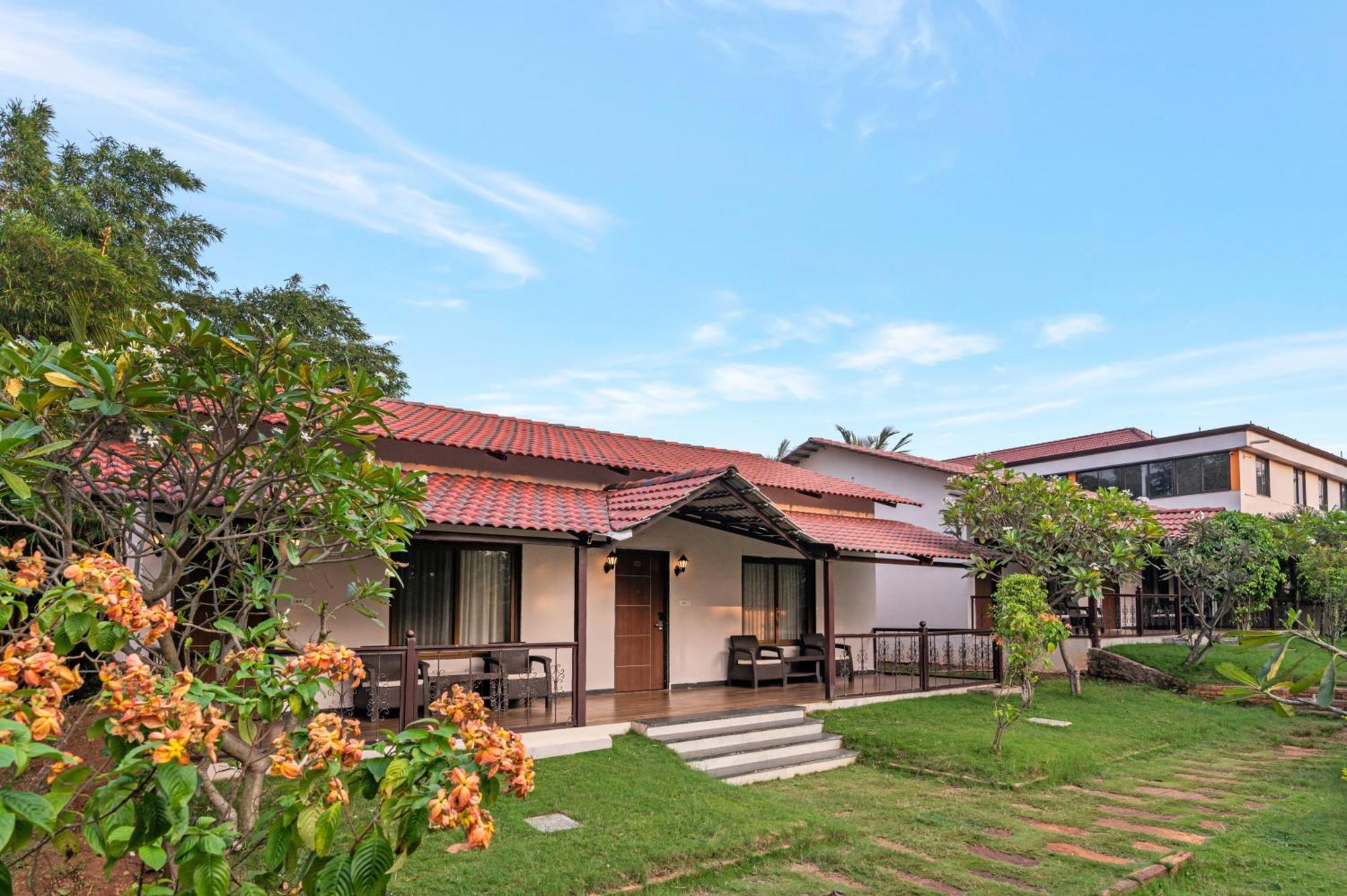 Hotel Sterling Banashree Badami Exterior foto