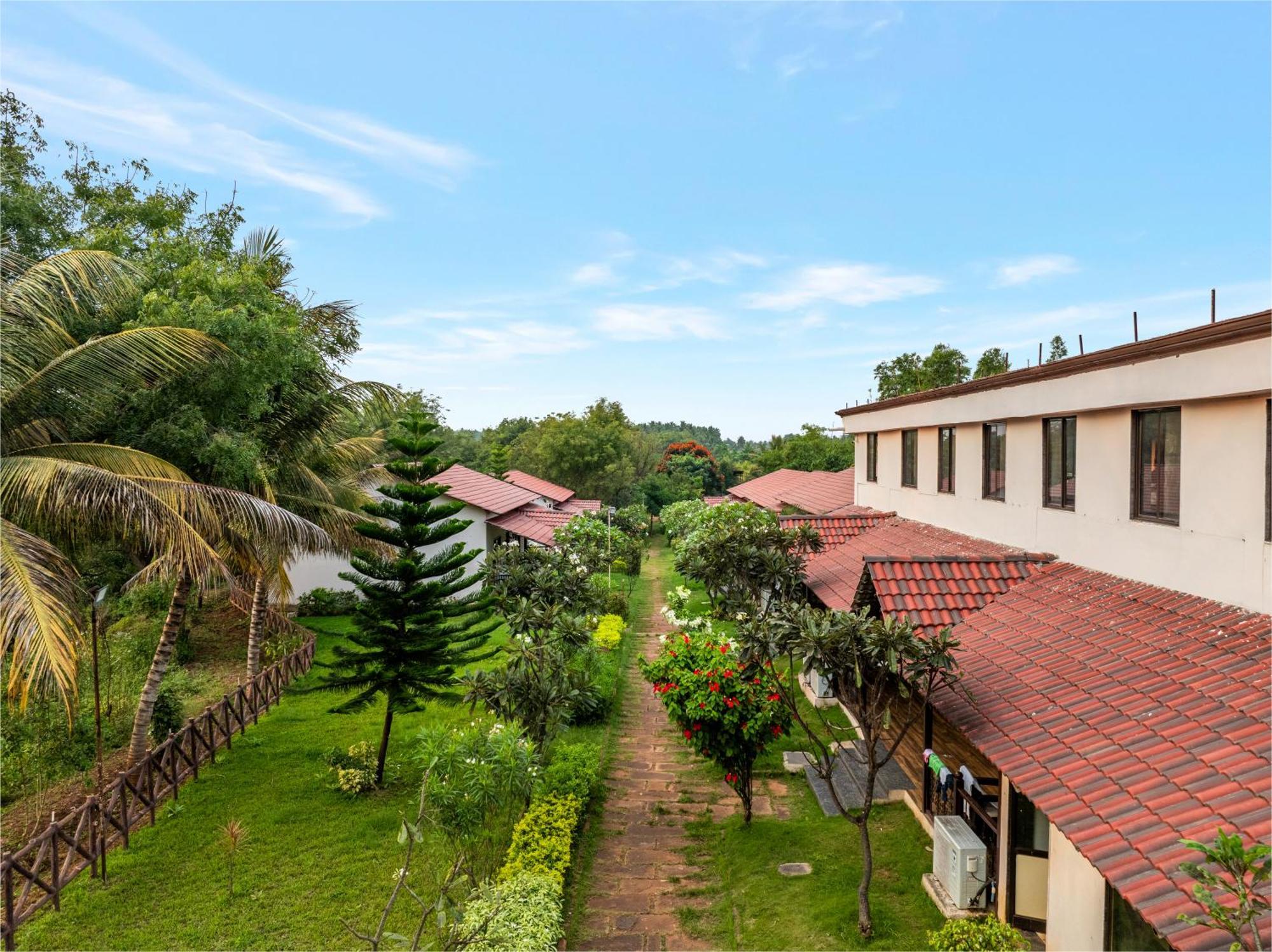 Hotel Sterling Banashree Badami Exterior foto